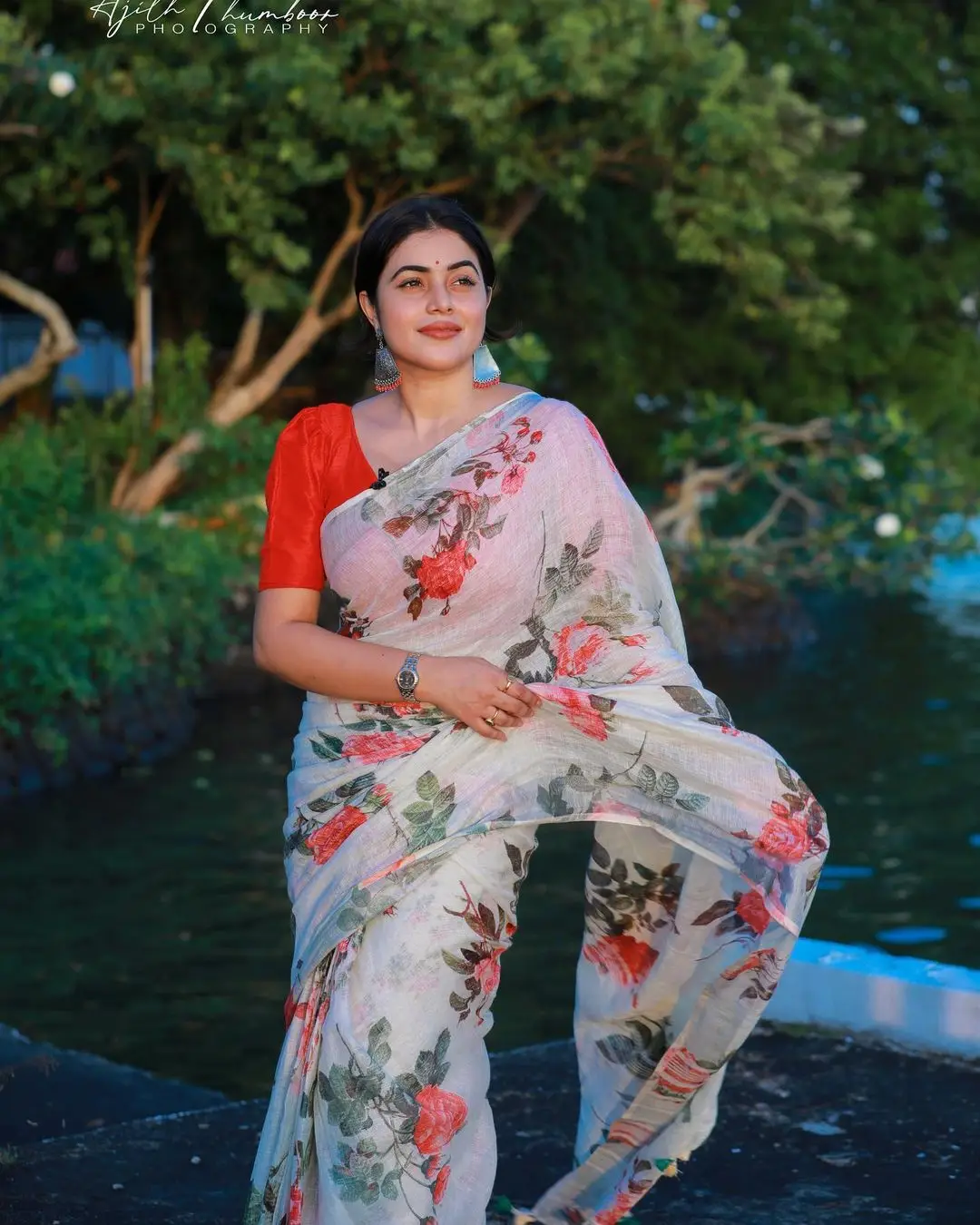 Shamna Kasim Mesmerizing Looks In Beautiful White Saree Red Blouse